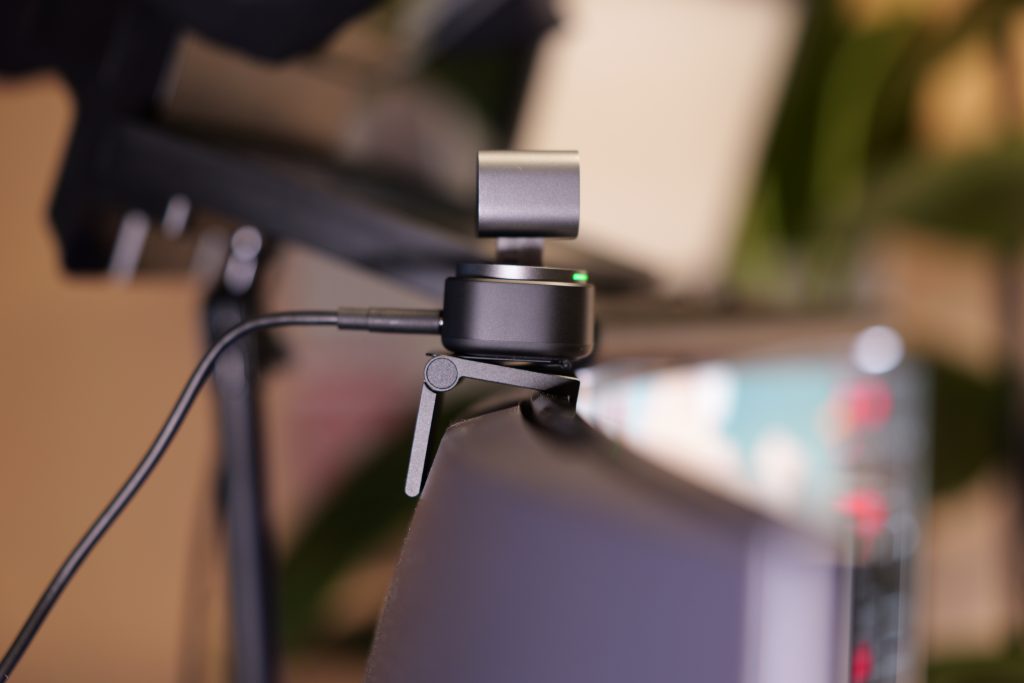 OBSBOT Tiny 3 Test 2026: Beste 4K-Webcam mit HDR, AI-Tracking & Spatial Audio 8 OBSBOT Tiny 3: Montage an Monitor