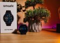 Amazfit Active Max Test: Review der Fitness-Smartwatch zeigt die Uhr samt Verpackung in einem kontrastreichen Bild.