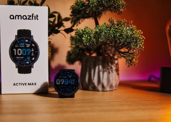 Amazfit Active Max Test: Review der Fitness-Smartwatch zeigt die Uhr samt Verpackung in einem kontrastreichen Bild.