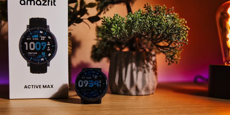 Amazfit Active Max Test: Die beste günstige Fitness-Smartwatch 2026? 1 Amazfit Active Max Test: Review der Fitness-Smartwatch zeigt die Uhr samt Verpackung in einem kontrastreichen Bild.