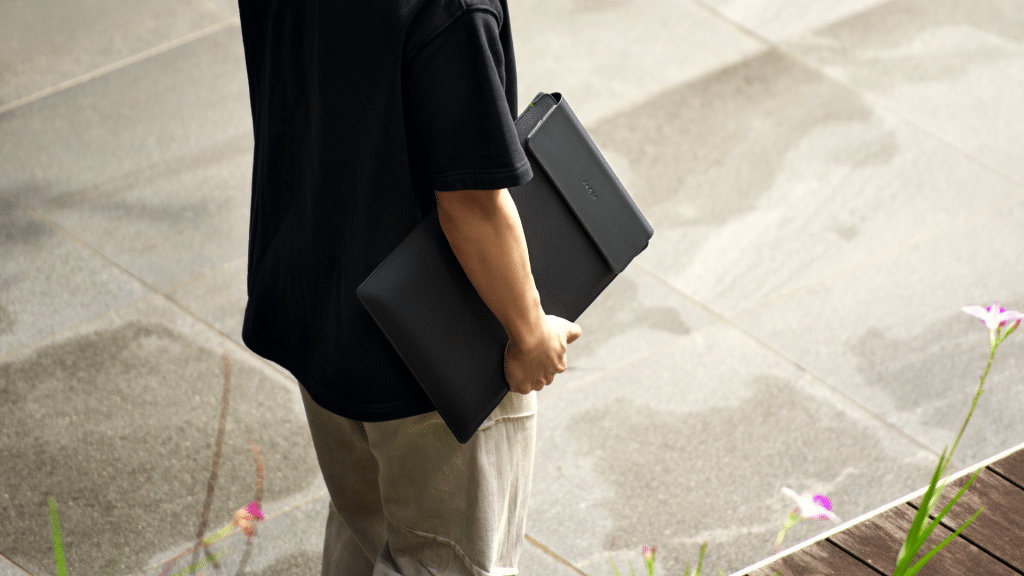 Razer Laptop Sleeve 16” mit Wireless Charging: Mehr Power, weniger Kabel im mobilen Alltag 2 Razer Laptop Sleeve 16