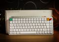 NuPhy Air75 V3 Test: Foto zeigt die Low-Profile-Tastatur vor ihrer Verpackung