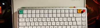NuPhy Air75 V3 Test: Foto zeigt die Low-Profile-Tastatur vor ihrer Verpackung