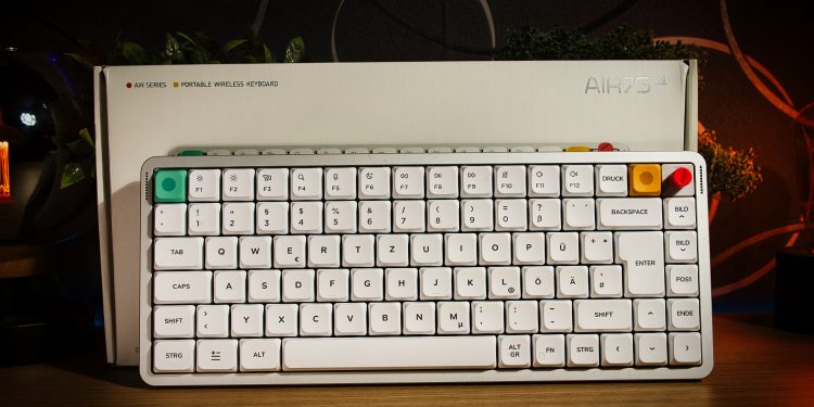 NuPhy Air75 V3 Test: Foto zeigt die Low-Profile-Tastatur vor ihrer Verpackung